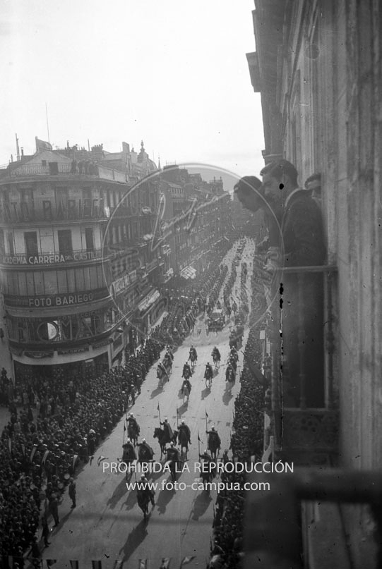 Apertura del periodo de Cortes Españolas. Franco en La Puerta del Sol