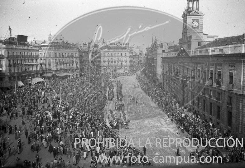 Apertura del periodo de Cortes Españolas. Franco en La Puerta del Sol