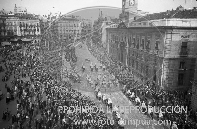 Apertura del periodo de Cortes Españolas. Franco en La Puerta del Sol