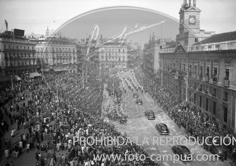 Apertura del periodo de Cortes Españolas. Franco en La Puerta del Sol