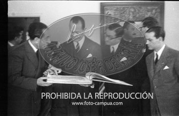 El Embajador de Argentina, Dr. Radio recibe un album de Santander