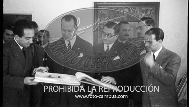 El Embajador de Argentina, Dr. Radio recibe un album de Santander