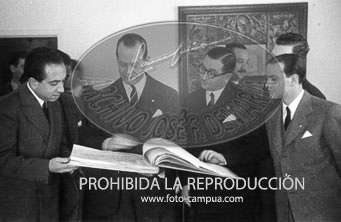 El Embajador de Argentina, Dr. Radio recibe un album de Santander