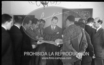 El Embajador de Argentina, Dr. Radio recibe un album de Santander