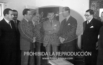 El Embajador de Argentina, Dr. Radio recibe un album de Santander