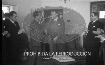 El Embajador de Argentina, Dr. Radio recibe un album de Santander