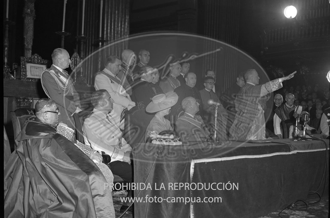 Franco visita la Catedral de Vic
