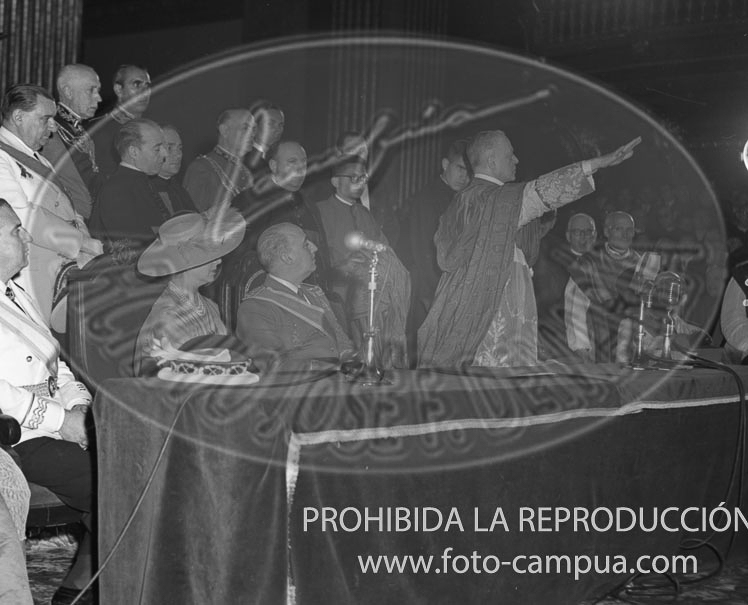 Franco visita la Catedral de Vic