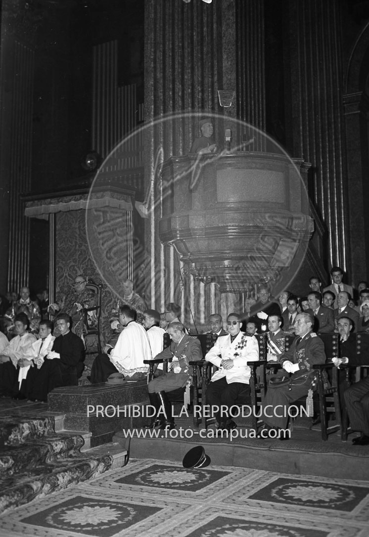 Franco visita la Catedral de Vic