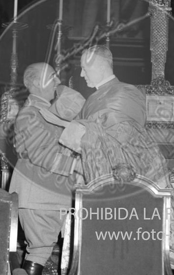 Franco visita la Catedral de Vic