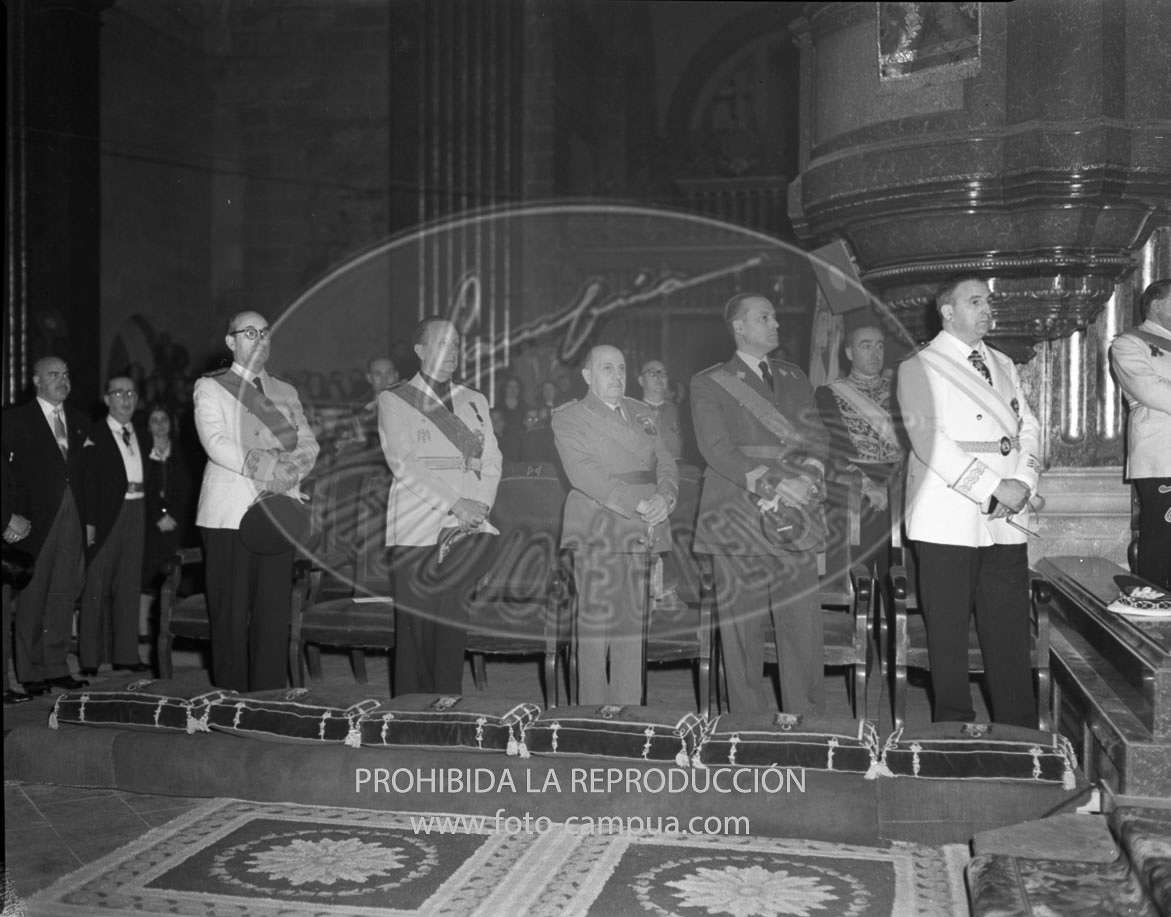 Franco visita la Catedral de Vic