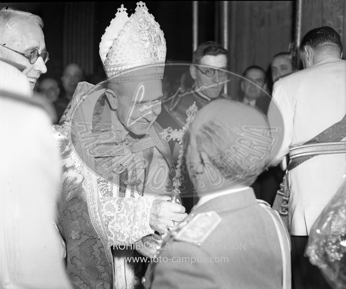 Franco visita la Catedral de Vic