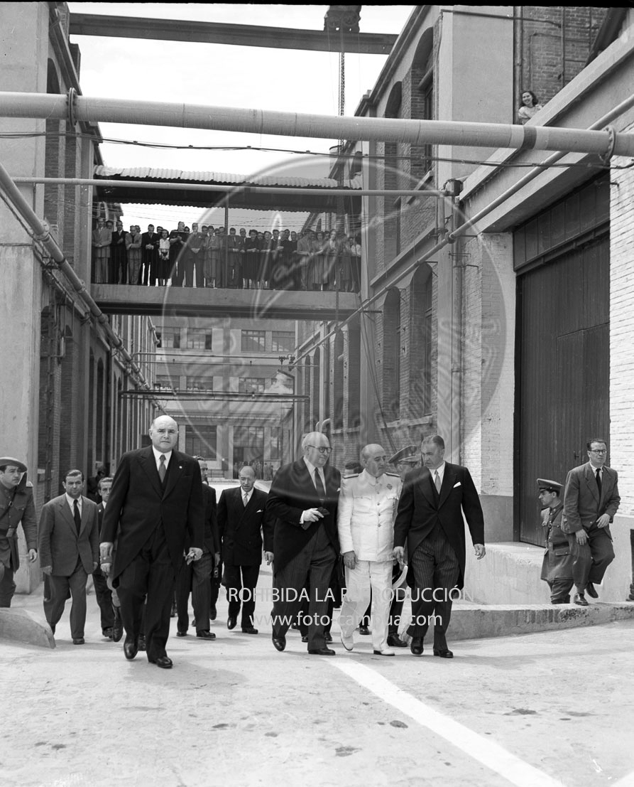 Franco visita la fabrica Pirelli