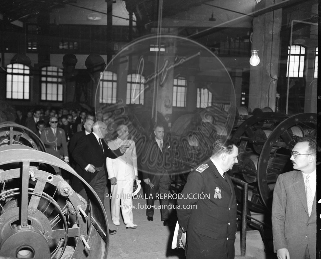 Franco visita la fabrica Pirelli