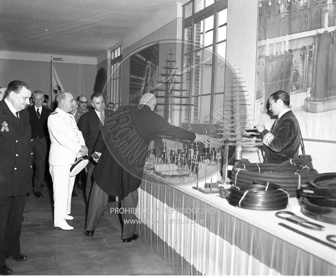 Franco visita la fabrica Pirelli