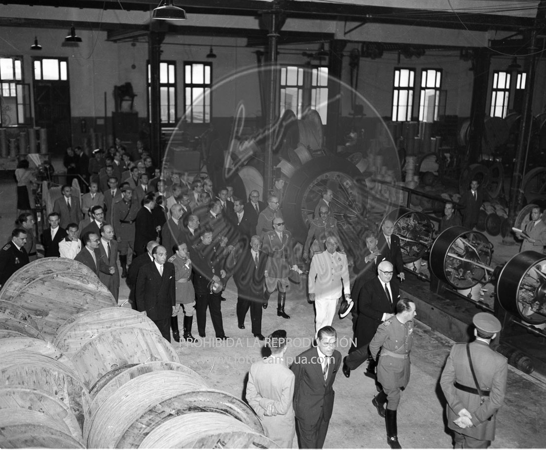 Franco visita la fabrica Pirelli