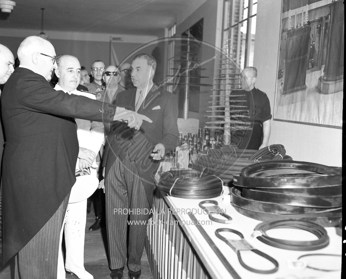 Franco visita la fabrica Pirelli
