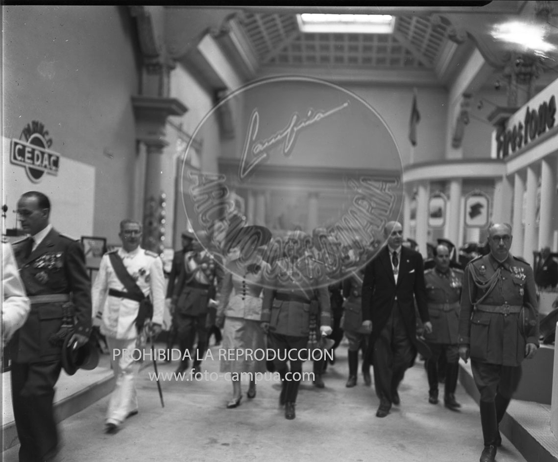 Franco visita la exposicion de Montjuich