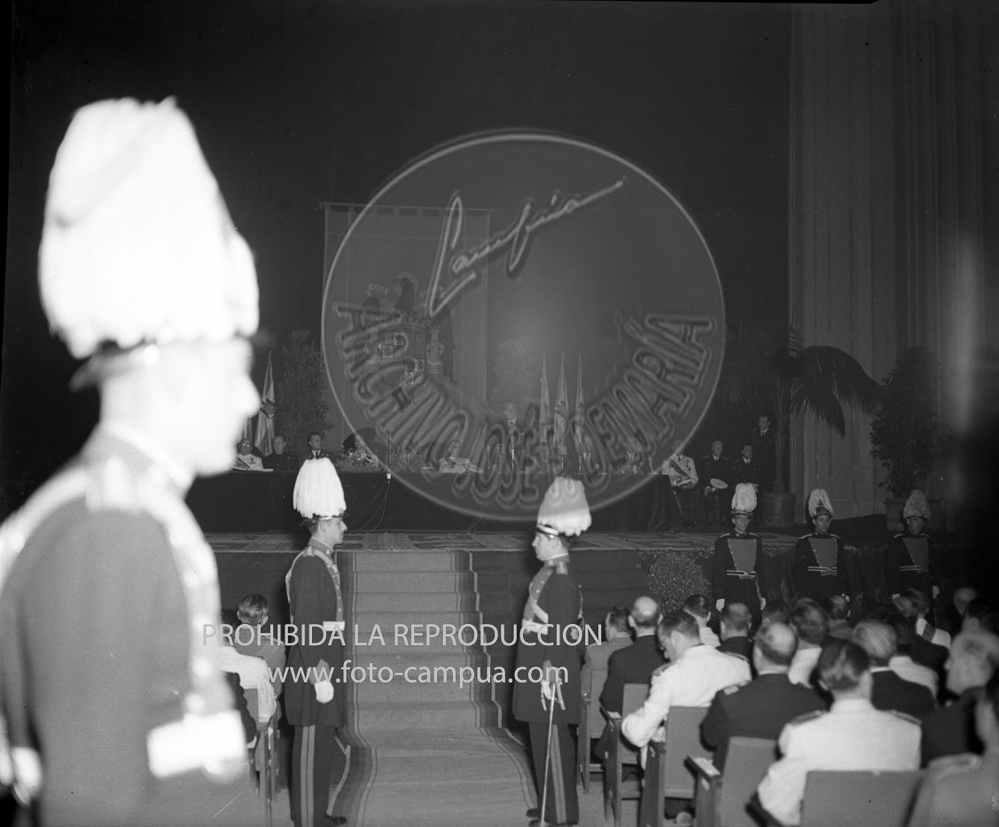 Franco visita la exposicion de Montjuich