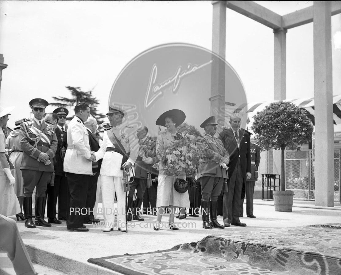 Franco visita la exposicion de Montjuich