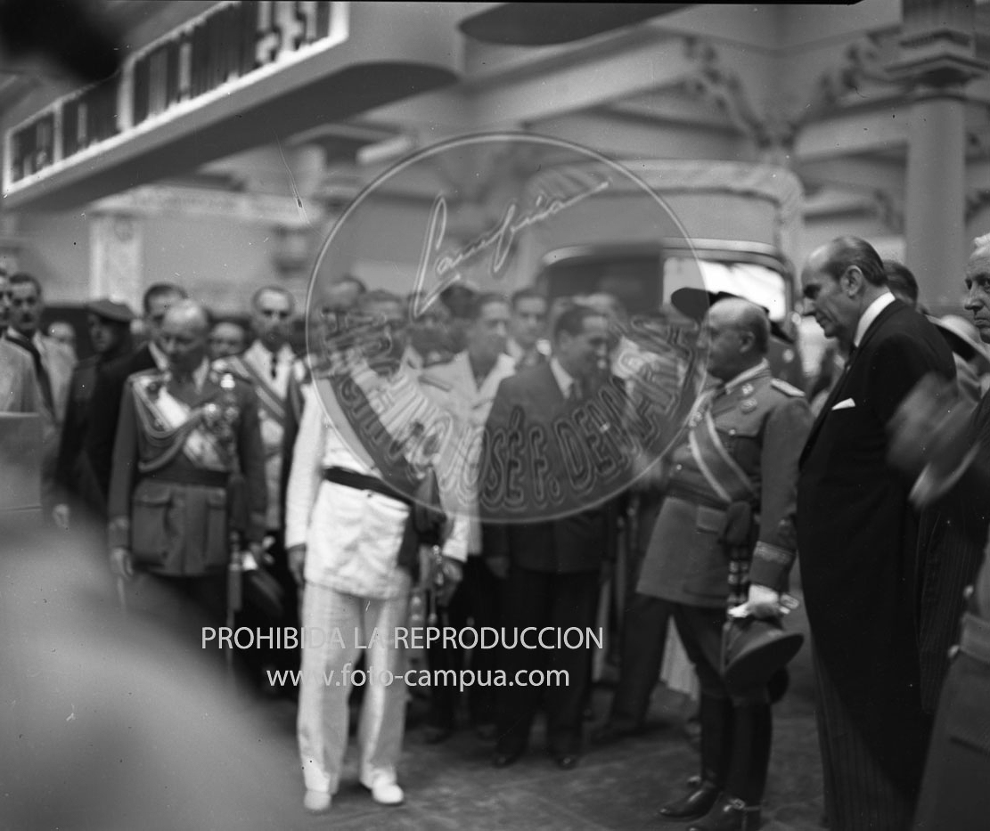 Franco visita la exposicion de Montjuich