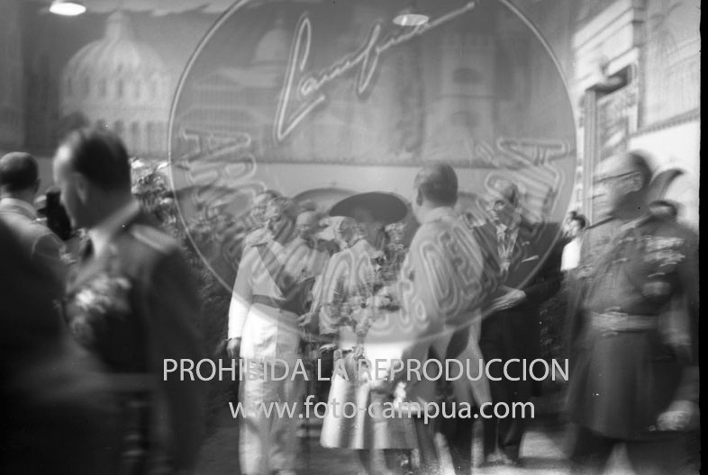 Franco visita la exposicion de Montjuich