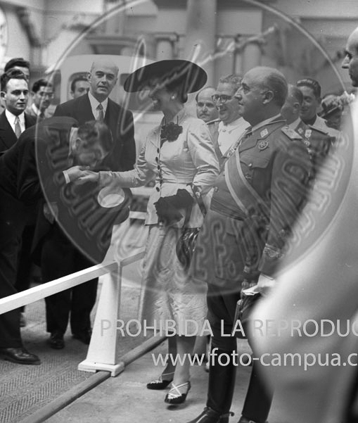 Franco visita la exposicion de Montjuich