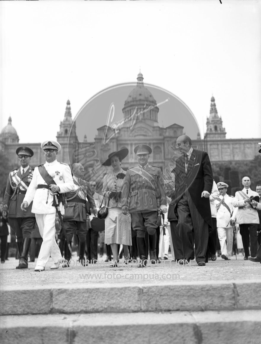Franco visita la exposicion de Montjuich
