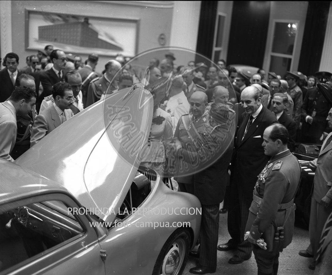 Franco visita la exposicion de Montjuich