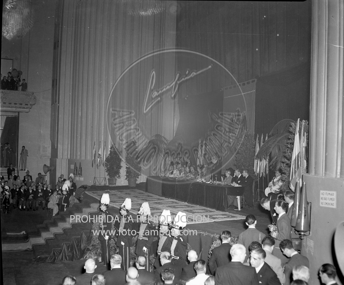 Franco visita la exposicion de Montjuich