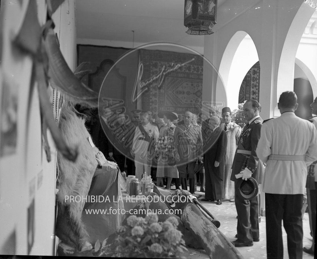 Franco visita la exposicion de Montjuich