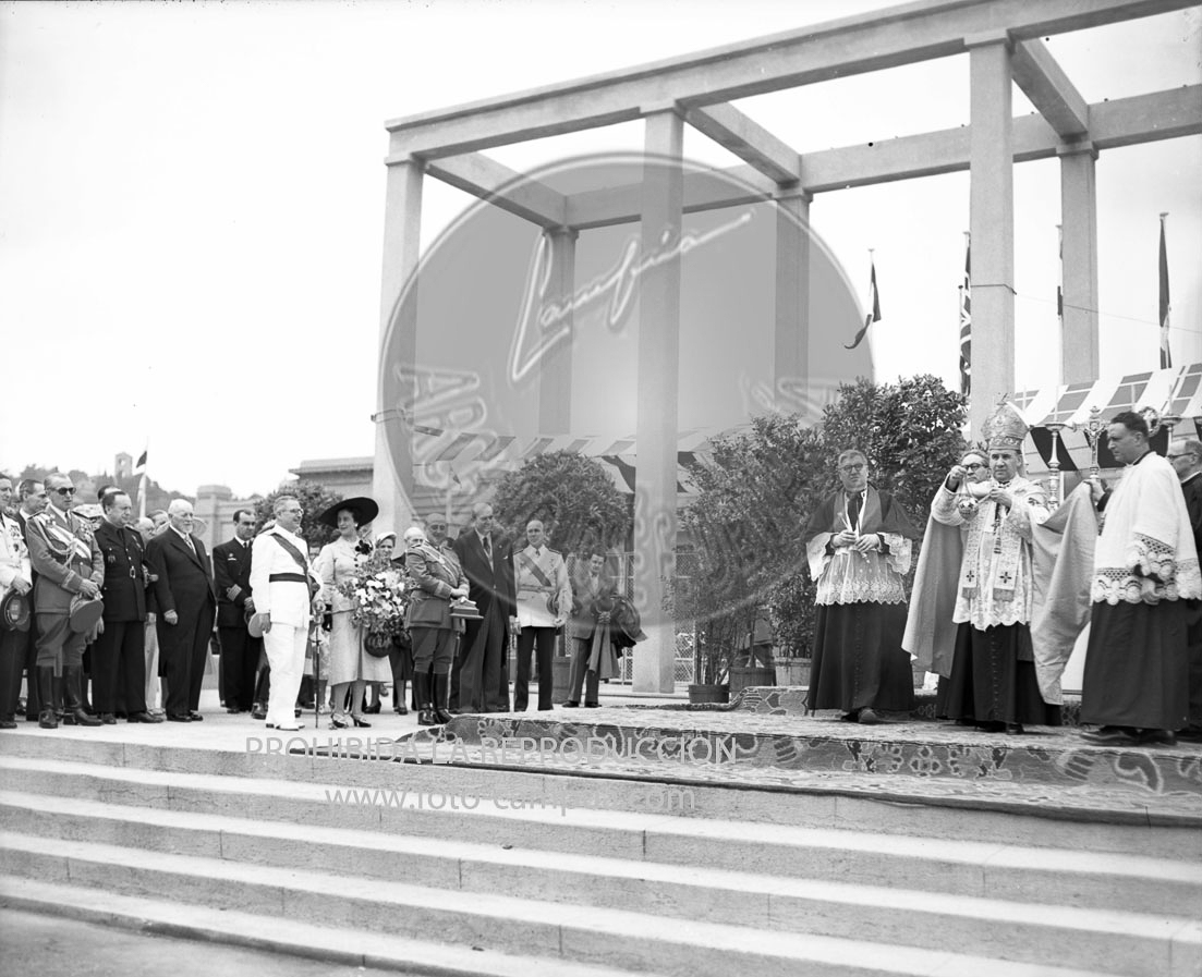 Franco visita la exposicion de Montjuich