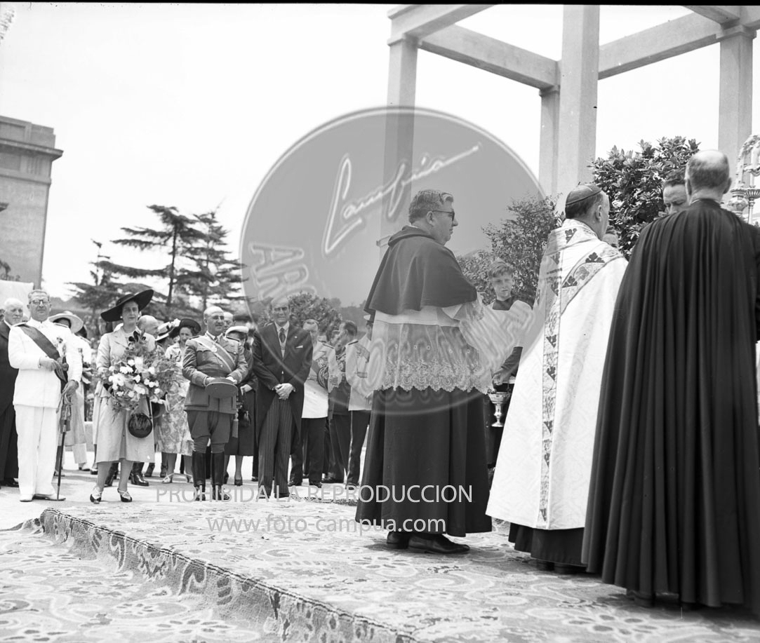 Franco visita la exposicion de Montjuich