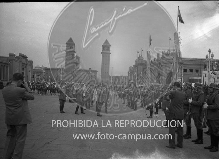 Franco visita la exposicion de Montjuich