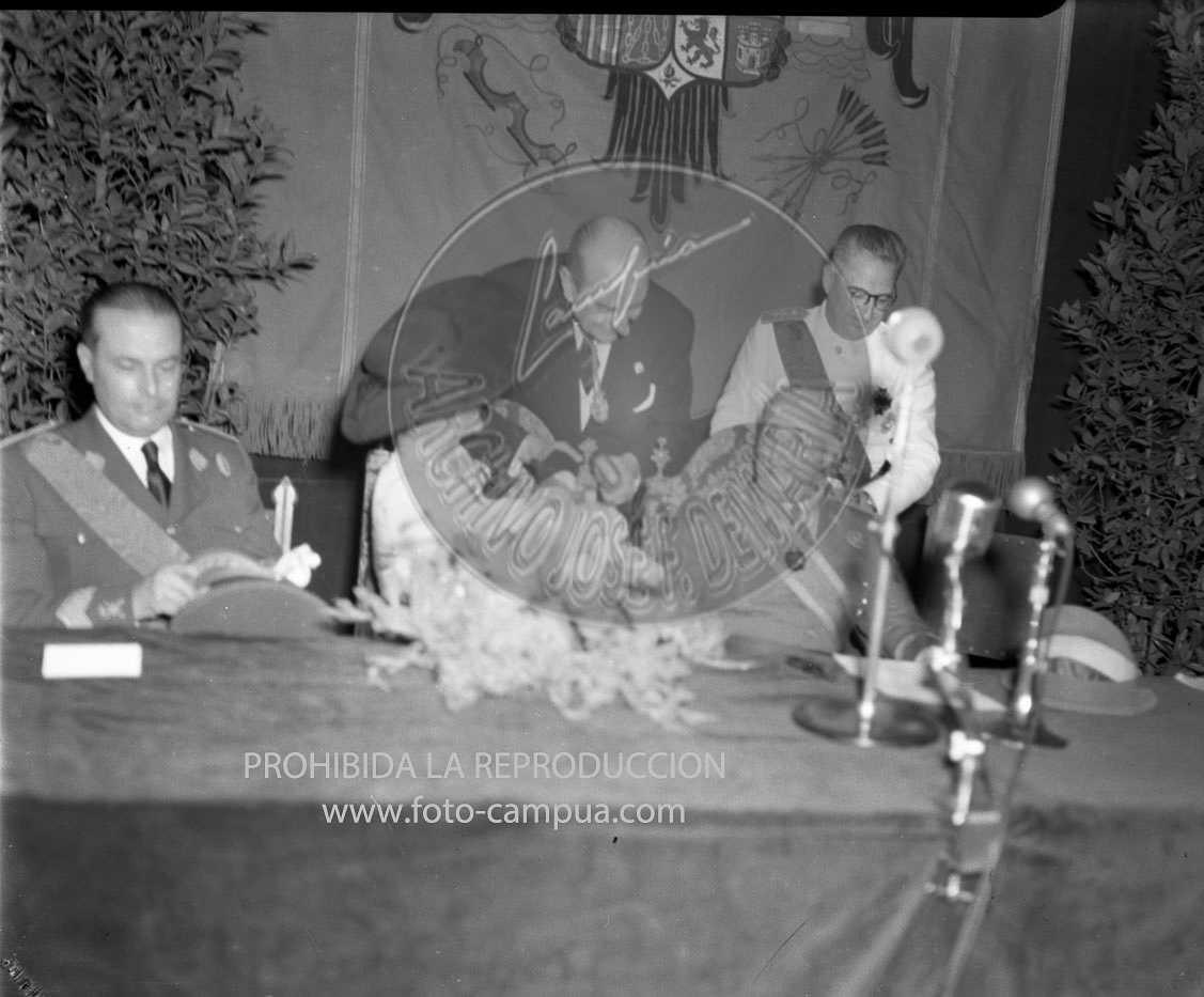 Franco visita la exposicion de Montjuich