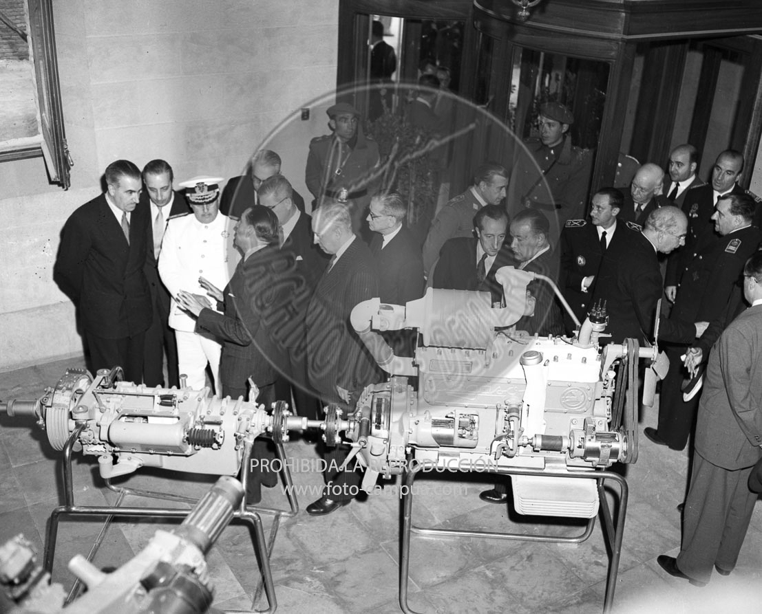 Franco visita la Fabrica de Autocamiones