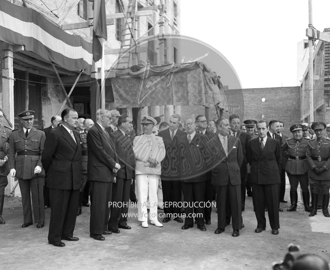 Franco visita la Fabrica de Autocamiones