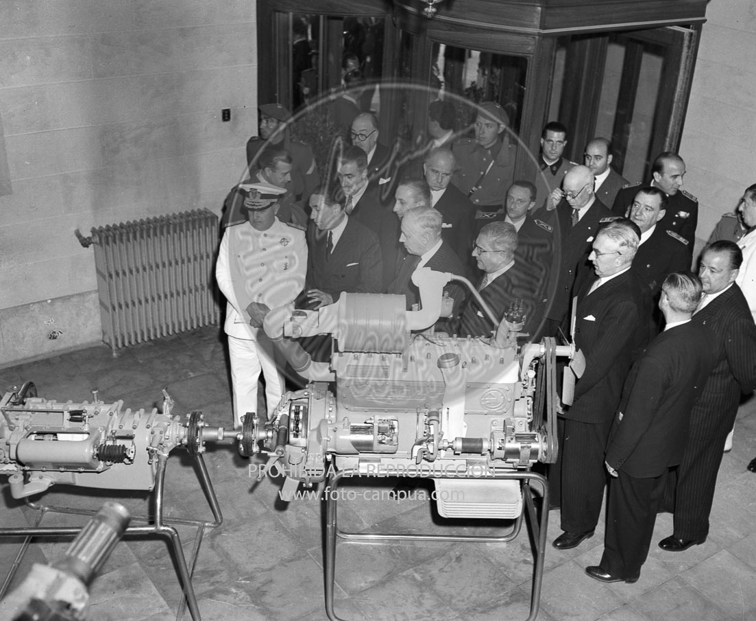 Franco visita la Fabrica de Autocamiones