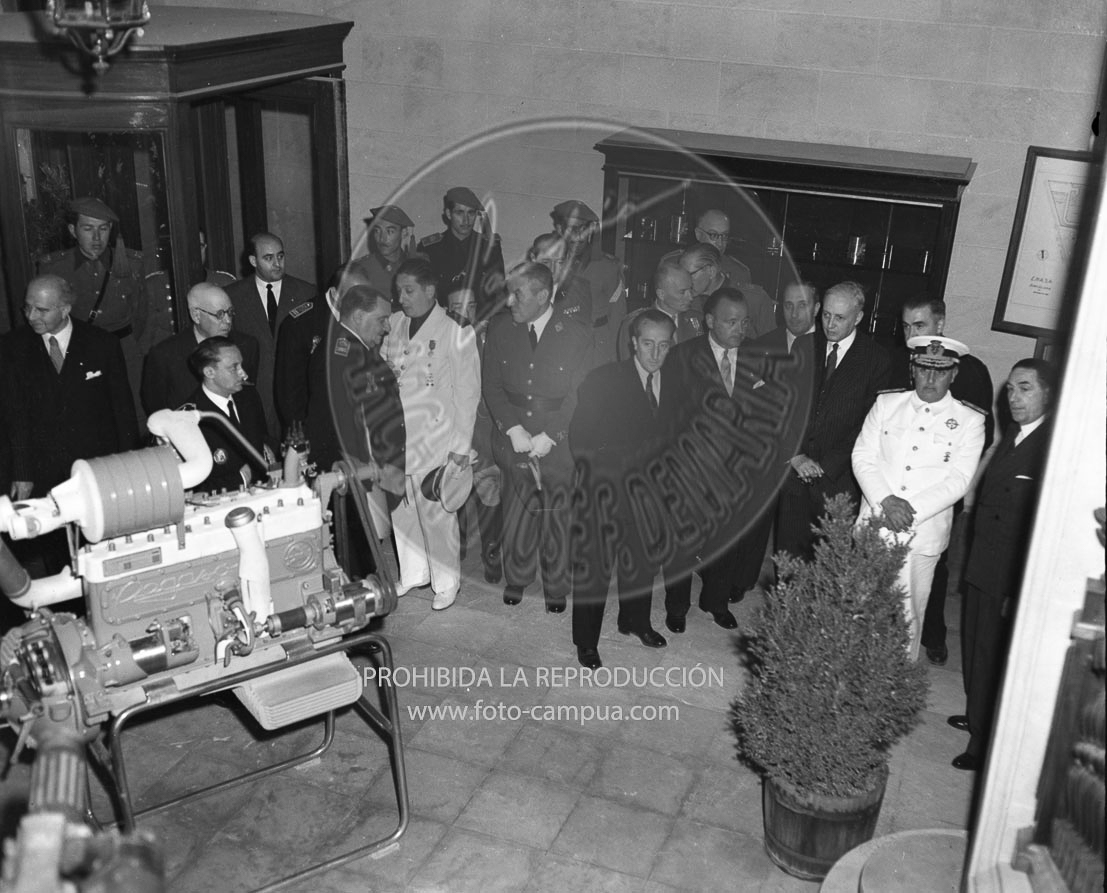 Franco visita la Fabrica de Autocamiones