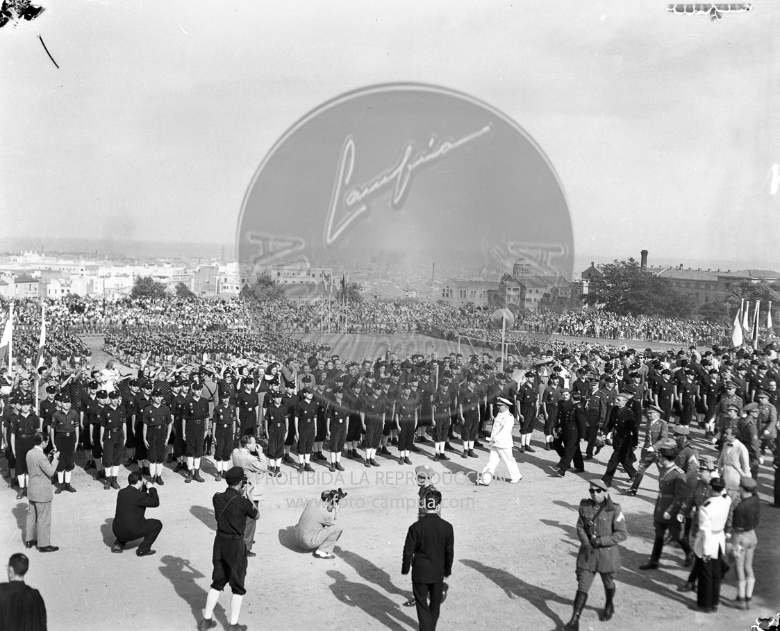 Homenaje de la OJE de Barcelona a Franco