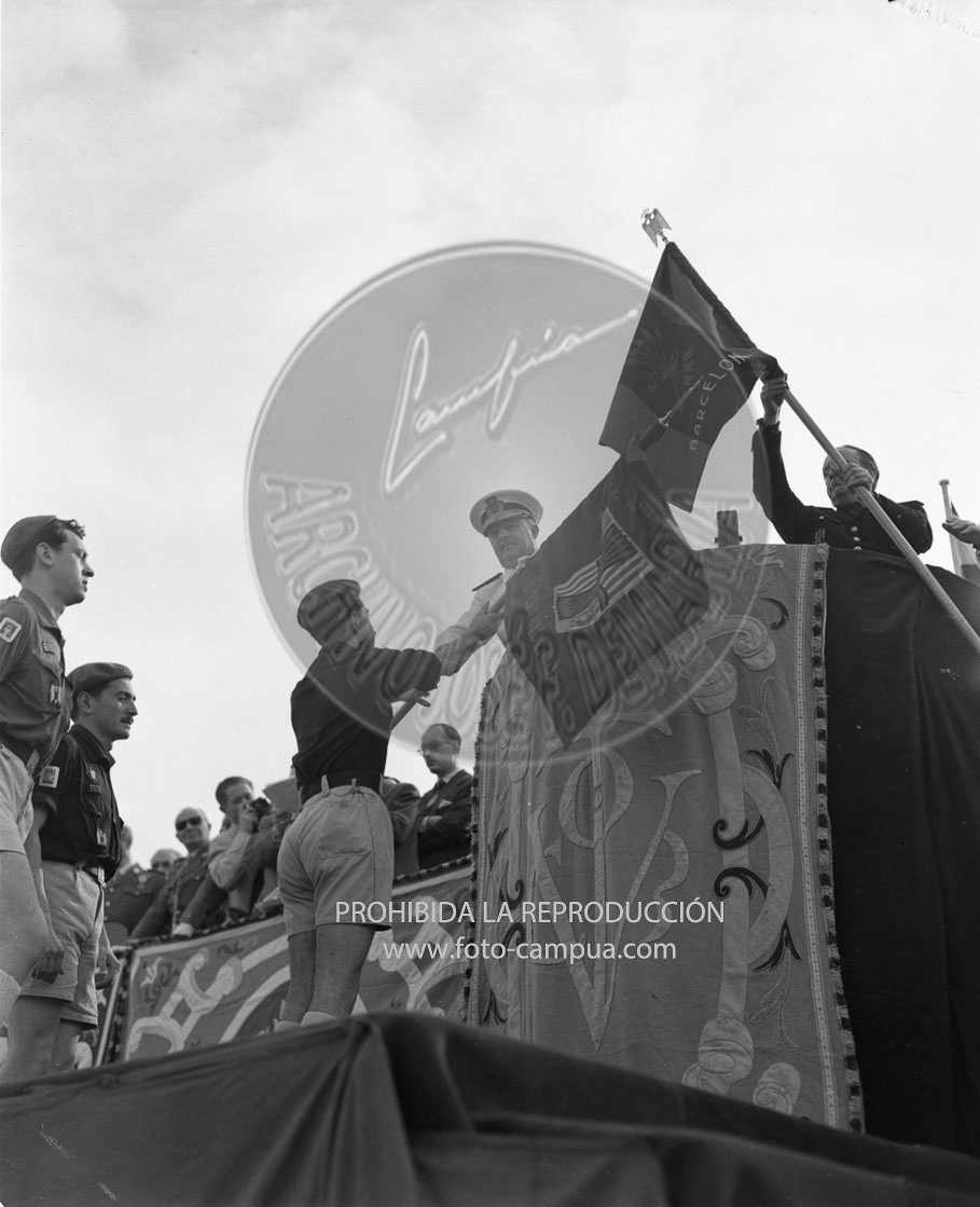 Homenaje de la OJE de Barcelona a Franco