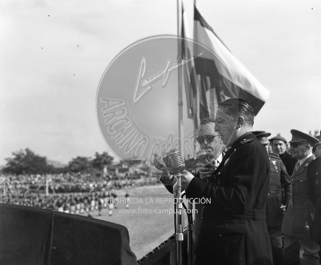 Homenaje de la OJE de Barcelona a Franco