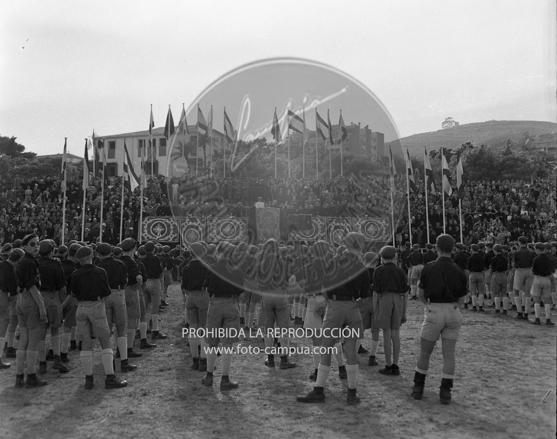 Homenaje de la OJE de Barcelona a Franco