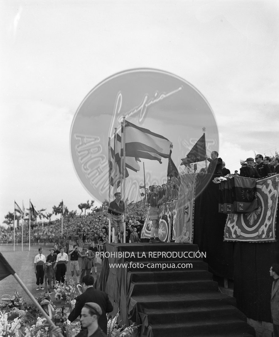 Homenaje de la OJE de Barcelona a Franco