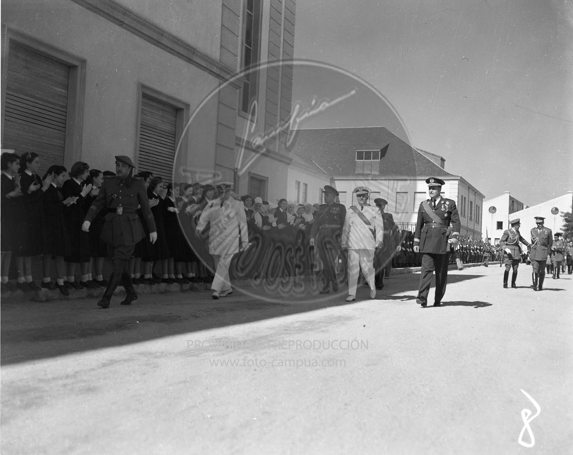 Franco inaugura una residencia de ancianos