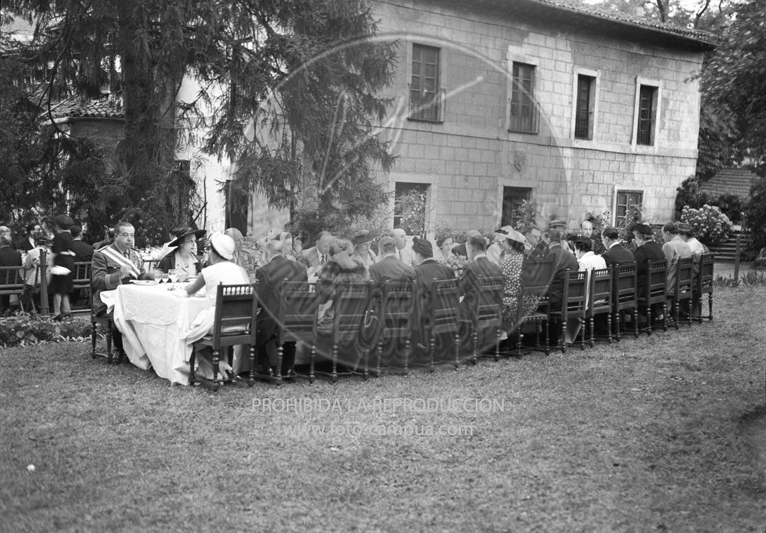 Franco con los Marqueses de Santillán y Monrroy