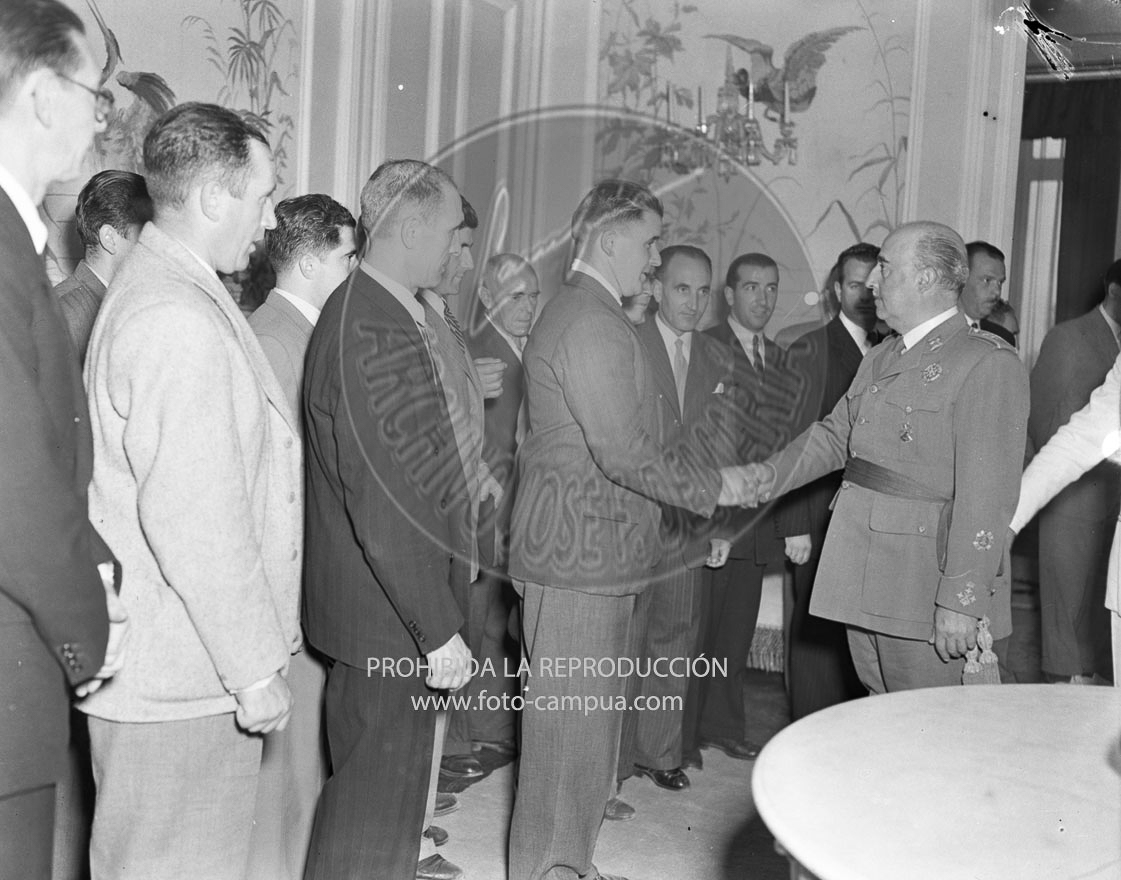 Franco con los ayuntamientos de Guipuzcoua