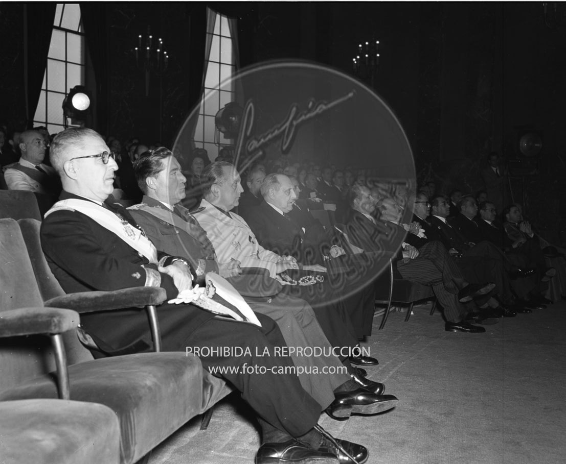El Jefe del Estado en el Instituto de Investigaciones Científicas