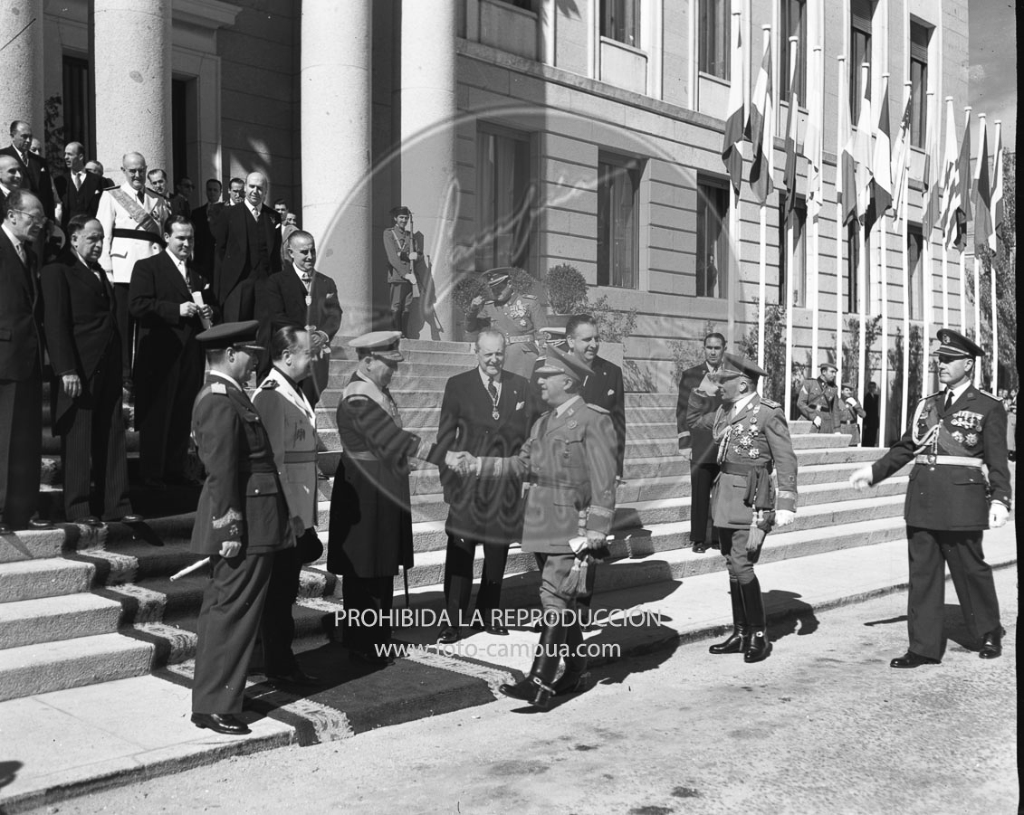 El Jefe del Estado en el Instituto de Investigaciones Científicas
