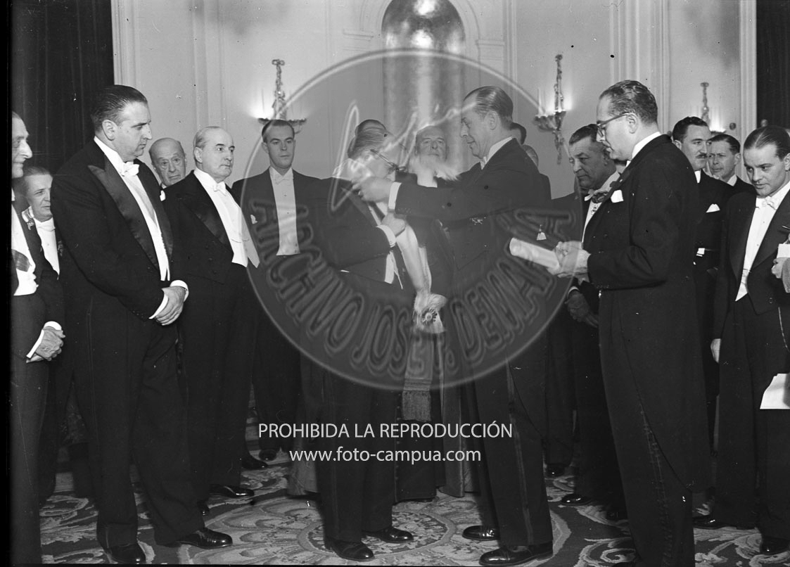 El Ministro de Educación Nacional de España recibe la Gran Cruz del Libertador de la Rep. Argentina
